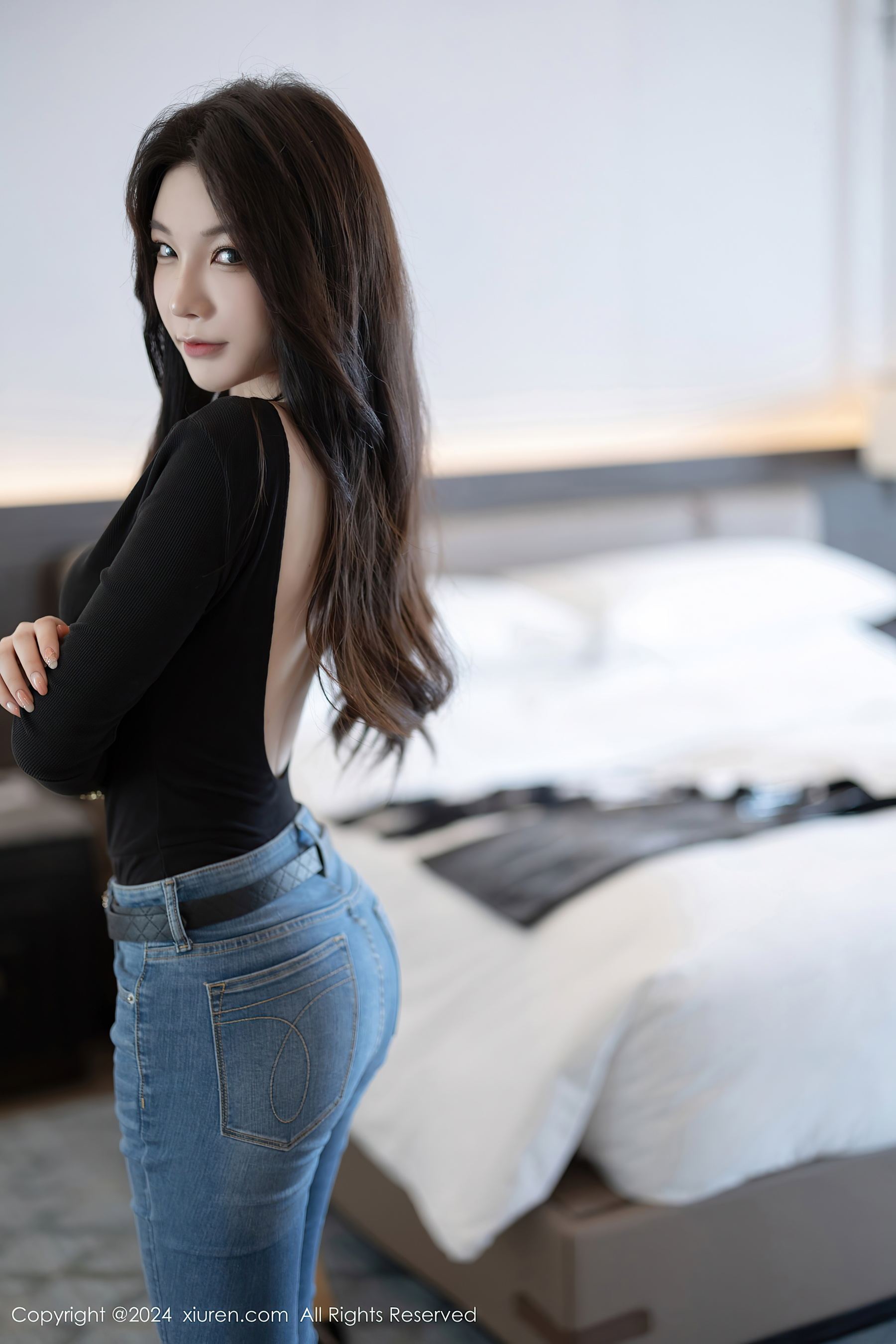 [XiuRen秀人网] No.8385 徐莉芝Booty 黑丝美腿